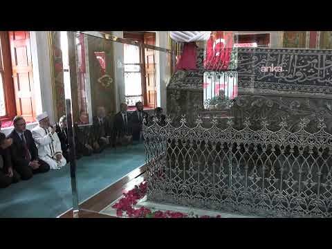 İstanbul'un Fethi'nin 573. yıl dönümü nedeniyle Fatih Sultan Mehmet'in türbesini ziyaret ediliyor