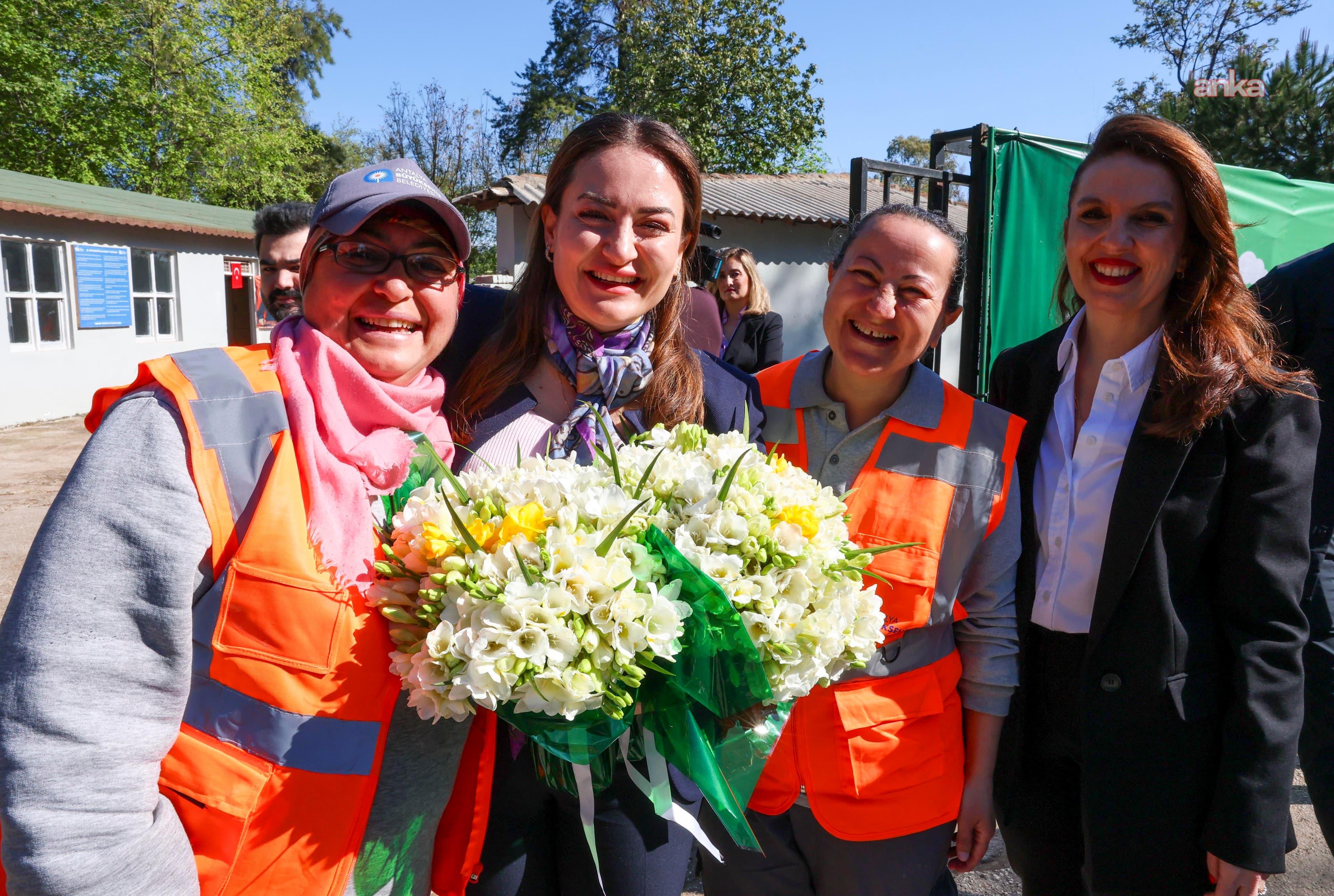 Antalya Büyükşehir Belediye Başkan Vekili Özdemir, Atatürk Kültür Parkı personel