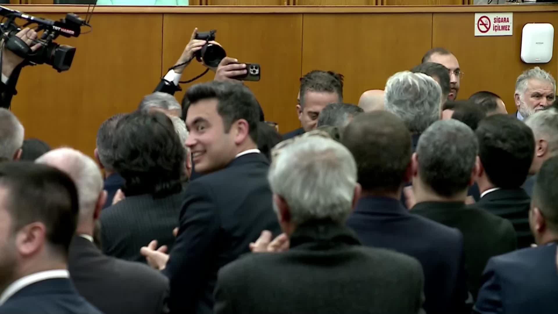 CHP grup toplantısı... Özgür Özel: "Evlatlarımızı veresiye defterlerine düşürenl