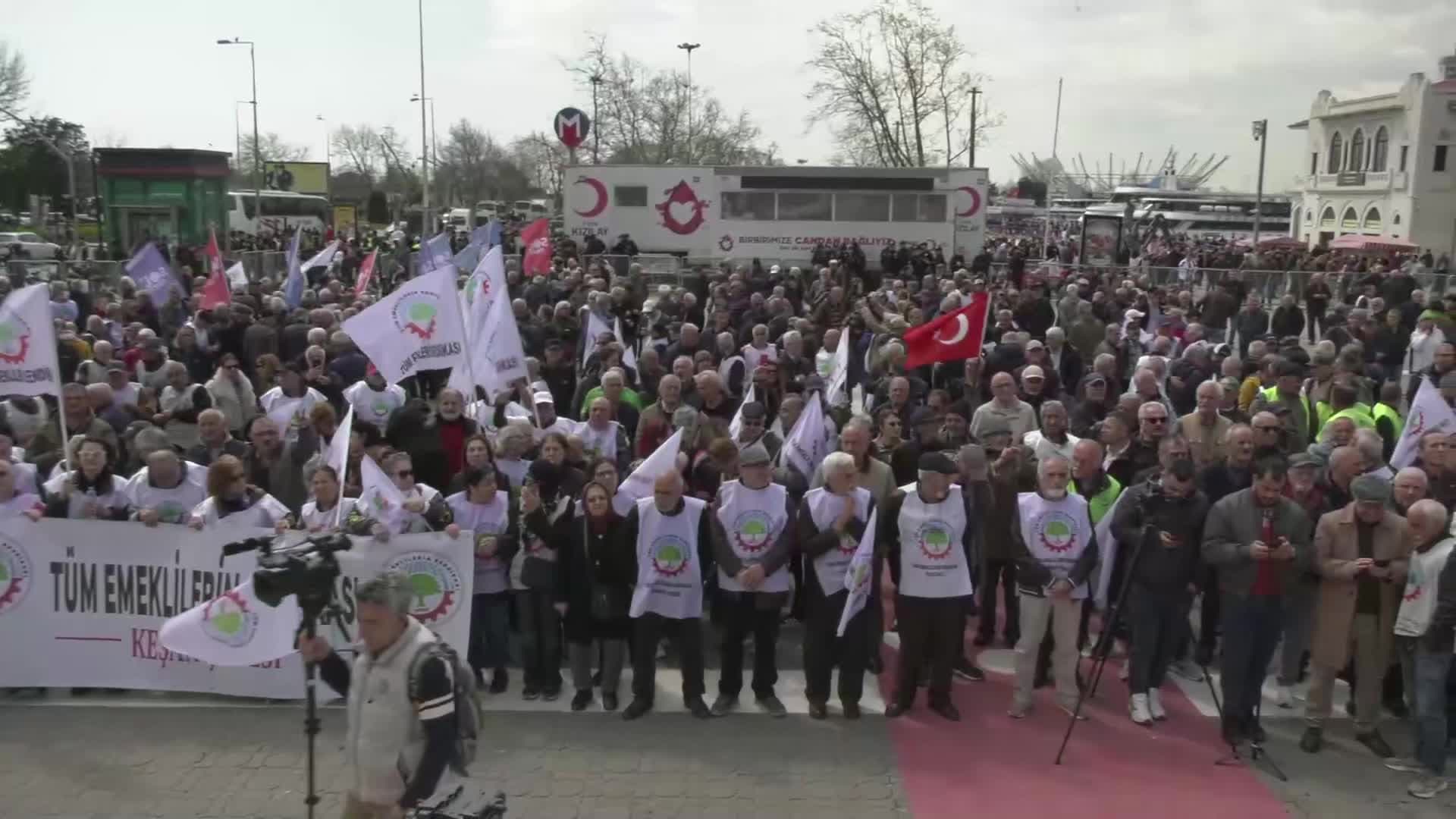 Emekliler Kadıköy'deki "Sefalet Zulmüne Son" mitinginde iktidara seslendi: Er ge