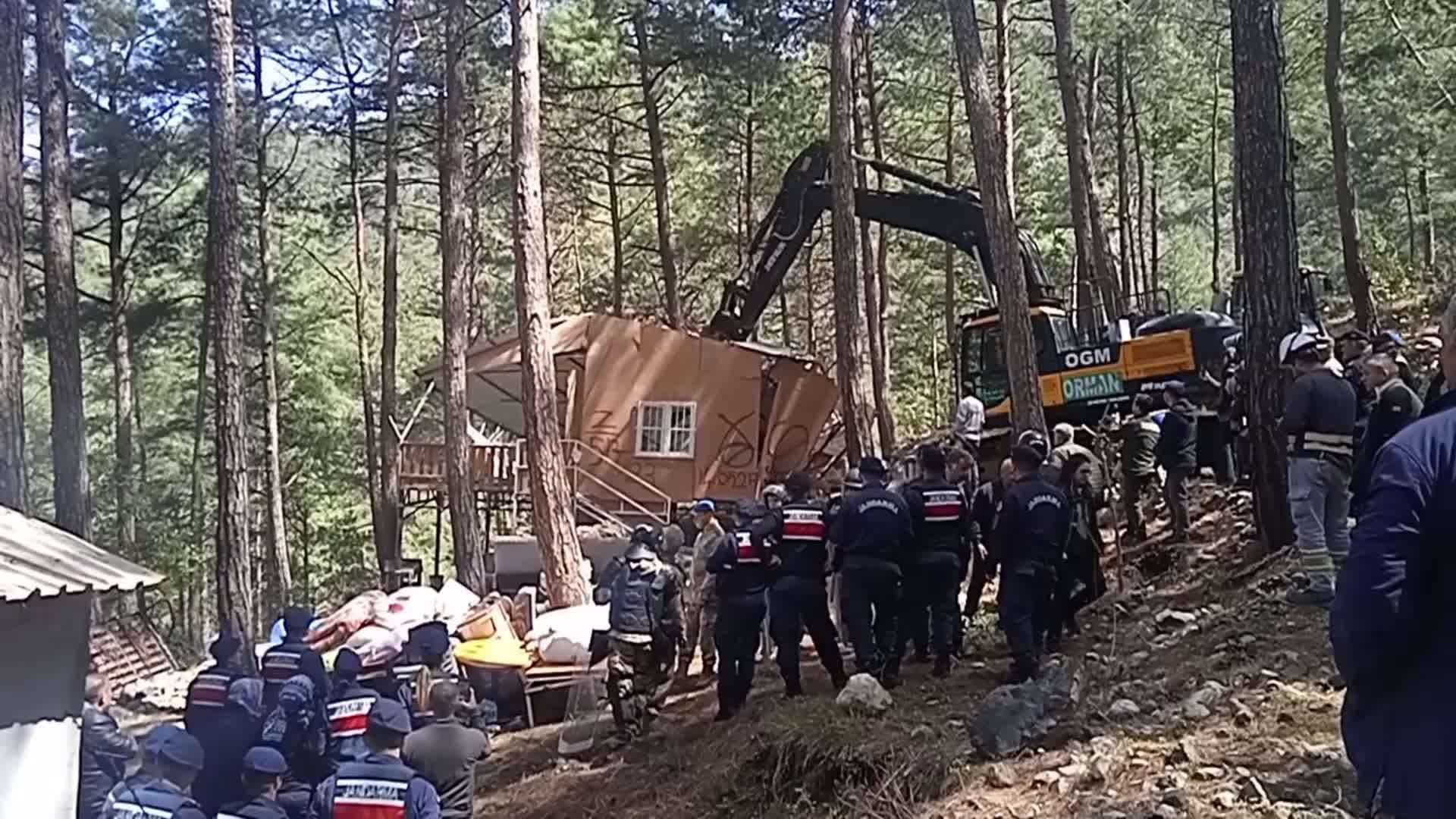Osmaniye'de kaçak yayla evleri yıkıldı, sahipleri gözyaşı döktü
