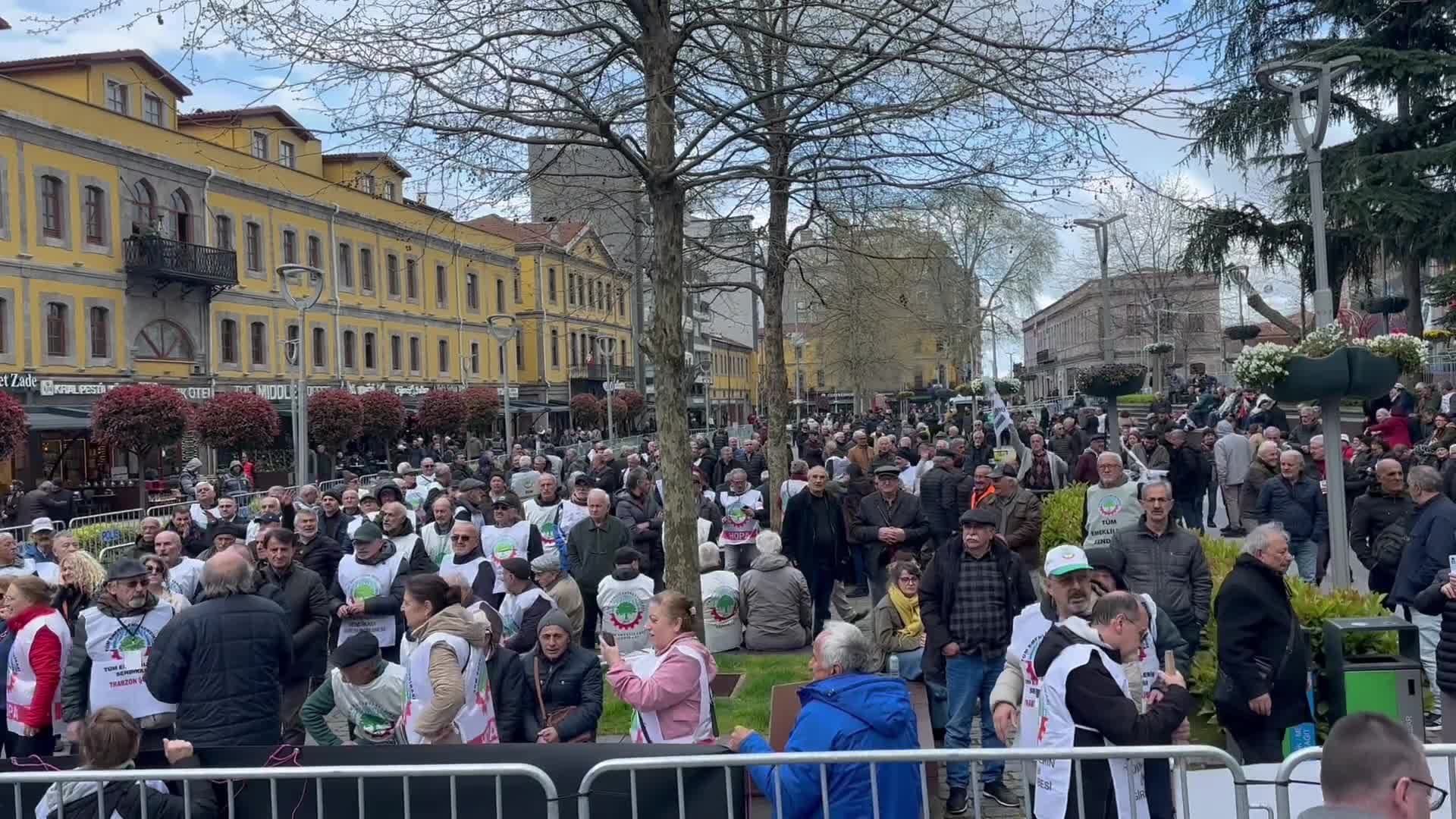 Trabzon'da Büyük Emekli Yürüyüşü: İnsanca yaşam haklarımızı alana kadar mücadele