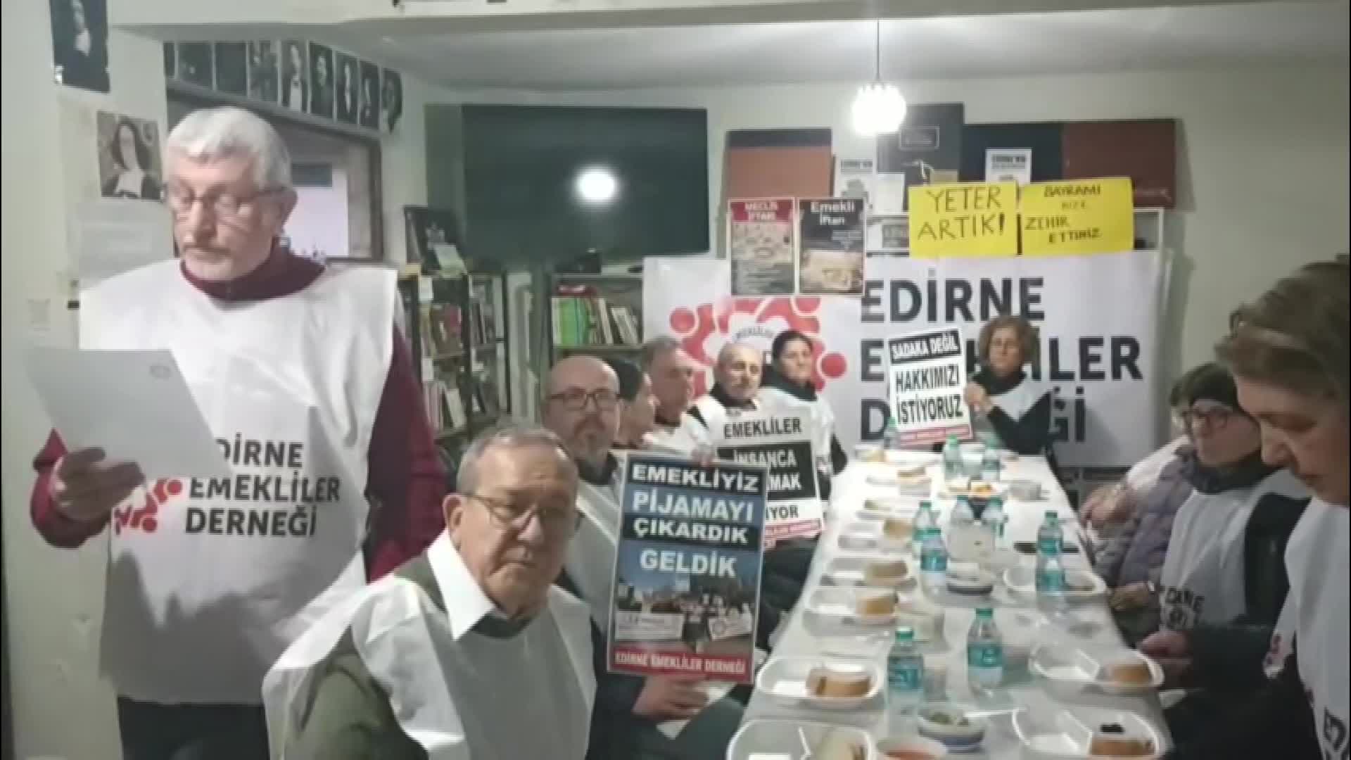 Edirne'de emekliler, tarhana çorbası, patates yemeği, zeytin, ekmek, turşu ve suyla iftar açtı