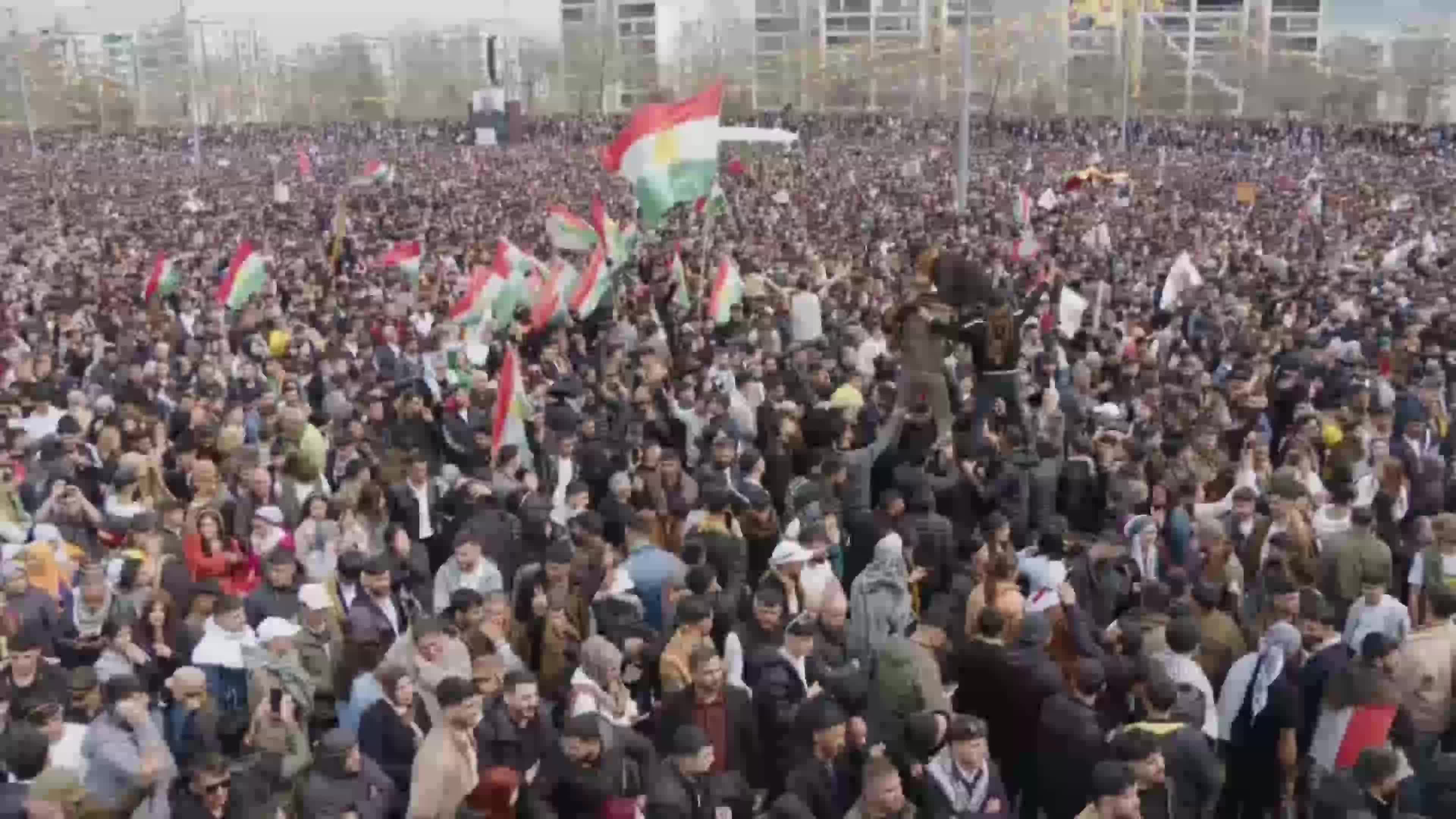 Diyarbakır'da Nevruz kutlamaları başladı... Kutlamalara mesaj gönderen Öcalan: “