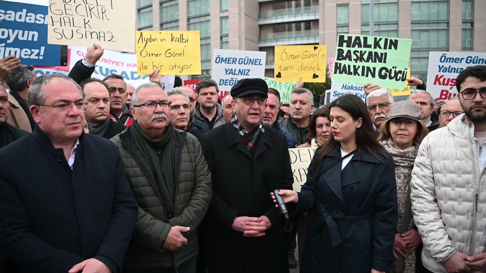 Kuşadası Belediye Başkanı Günel adliyede... CHP'li Tezcan: "İddia edilen fiillerin Kuşadası'nda geçtiği söyleniyor, peki bu dosyanın İstanbul Adliyesi ile ne ilgisi var?"