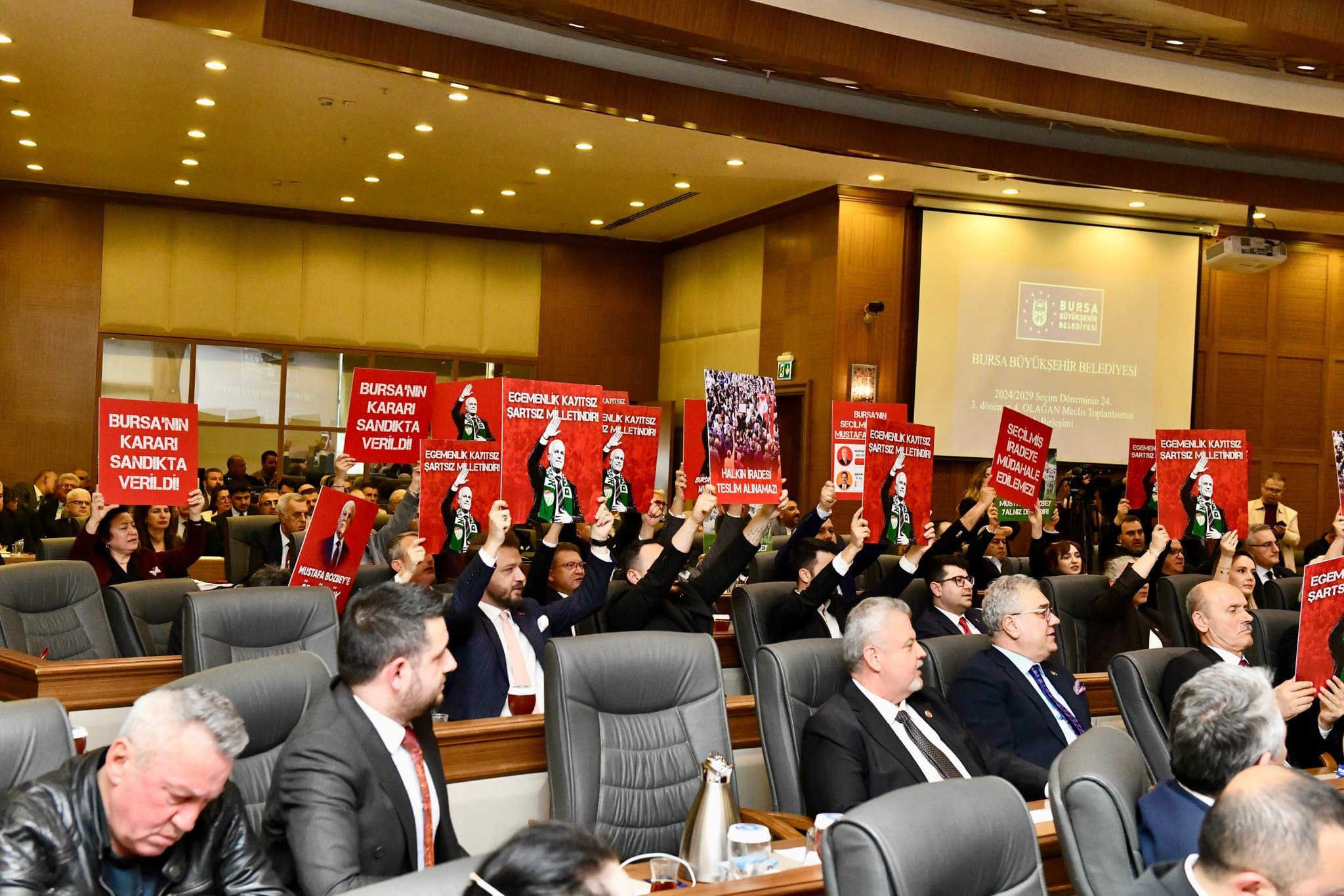 Bursa Büyükşehir Meclisi’nde Bozbey protestosu: CHP’li üyeler dövizlerle tepki g