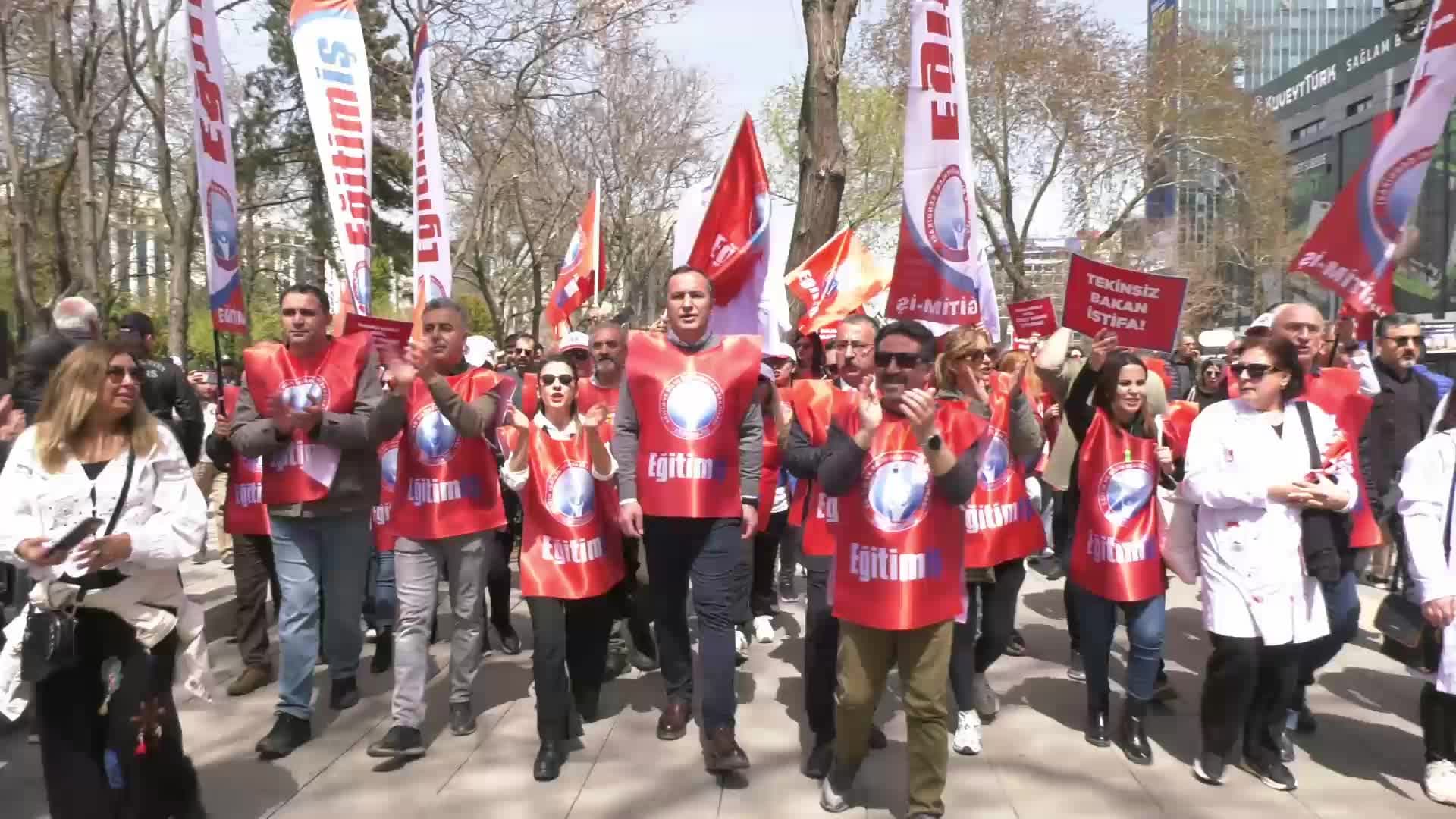 Eğitim sendikalarından Milli Eğitim Bakanlığı önünde protesto: "Yusuf Tekin göre