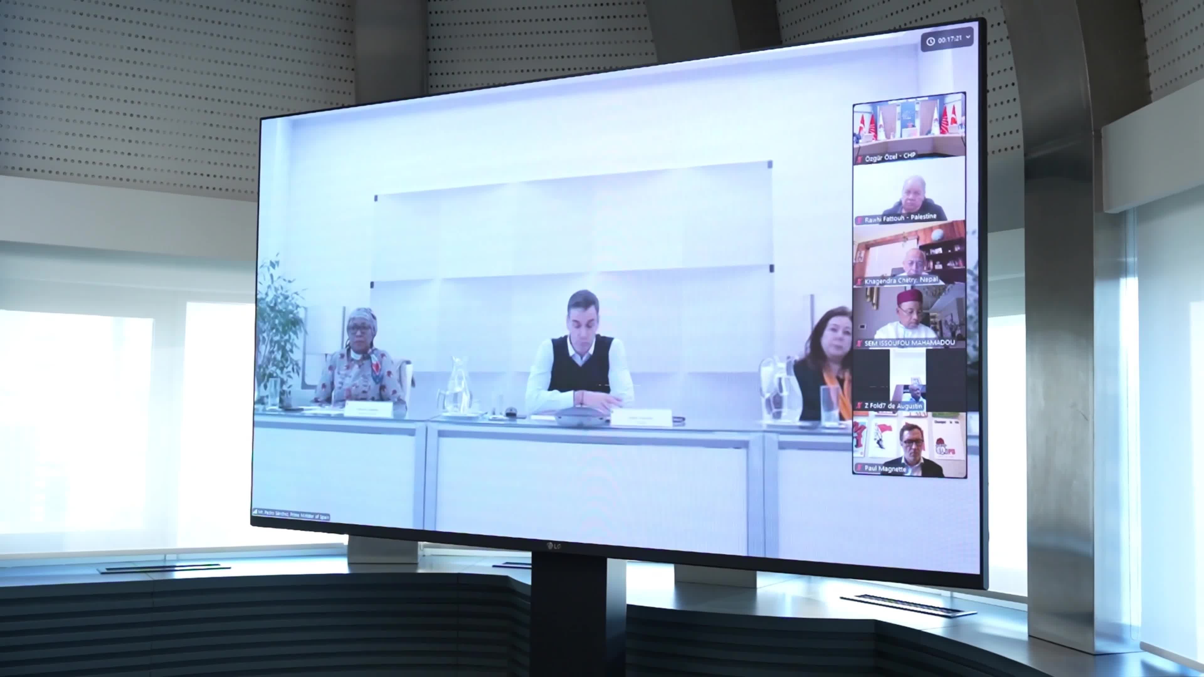 Özgür Özel, Sosyalist Enternasyonal Prezidyum Toplantısı'na katıldı: "Bu baskı rejimi altında iktidara doğru yürümeye çalışıyoruz"