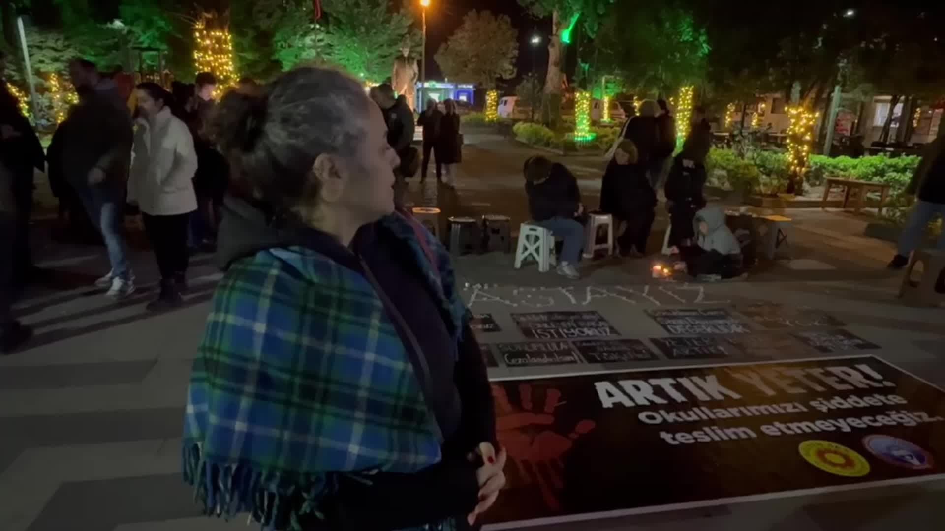 Eğitim Sen üyeleri Hopa'da oturma eylemi başlattı