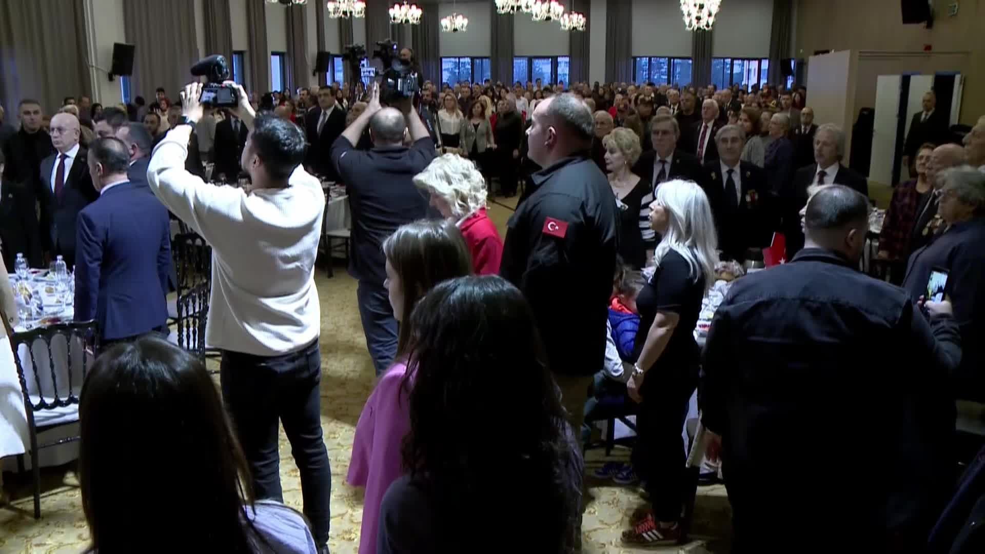 Özgür Özel, şehit aileleri ve gazilerle iftar programında biraraya geldi… “Bu salondaki tek bir kişinin sorunu kalmayacak, namus ve şeref sözü veriyorum”