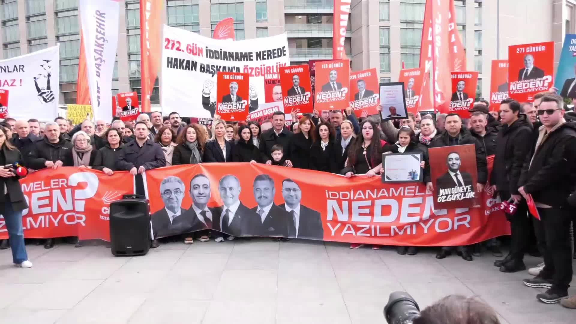 İddianamesi hazırlanmayan tutuklu 5 belediye başkanı için Çağlayan’da eylem... Ö