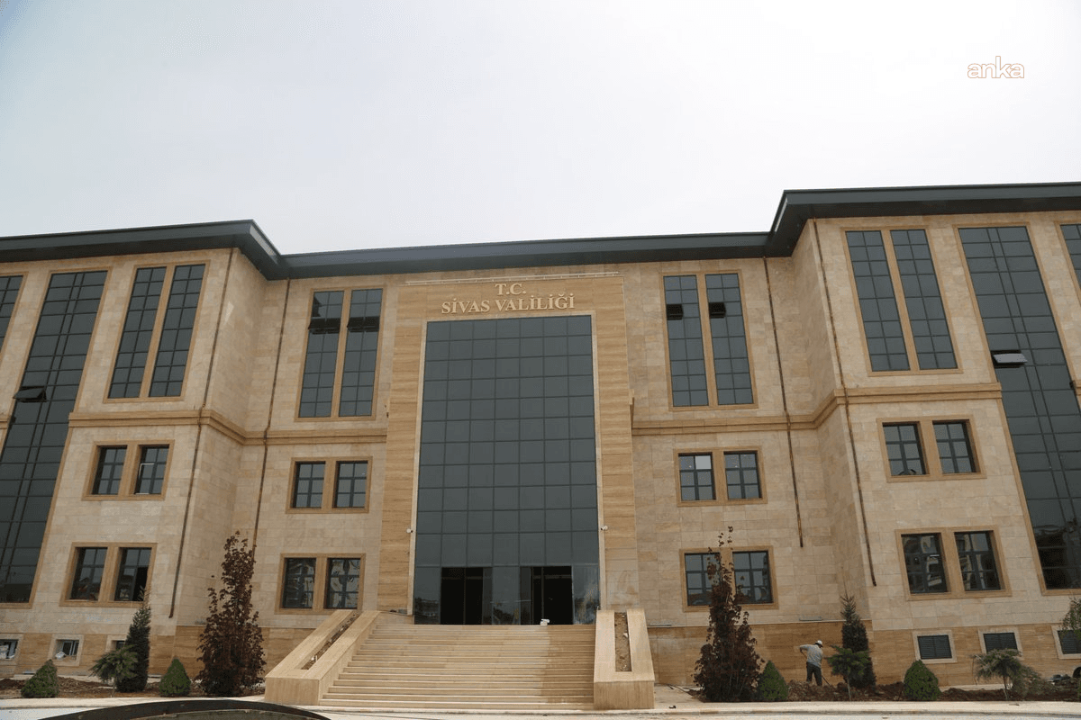 Sivas Valiliği'nden "saldırı paylaşımı" açıklaması: "10. sınıf öğrencisi olduğu anlaşılan E.A ikamet adresinde yakalanarak gözaltına alınmıştır"