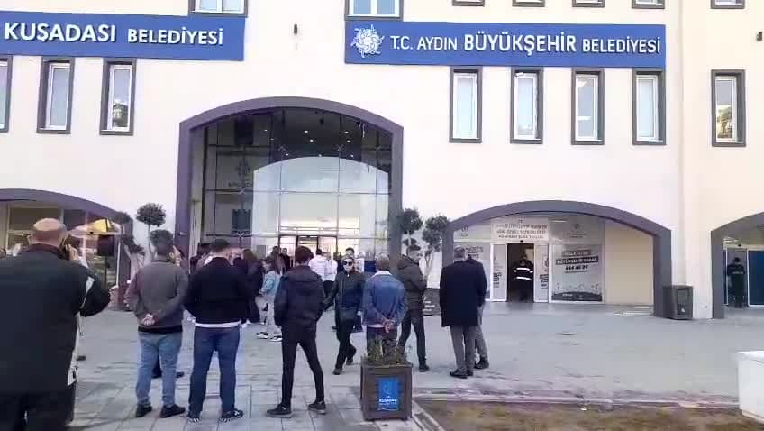 Ömer Günel gözaltına alındı... Yurttaşlar belediye önünde toplanmaya başladı