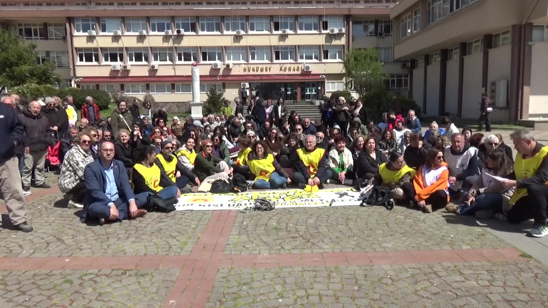 Eğitim Sen üyeleri Sinop’ta oturma eylemi başlattı: Yitip giden canların sorumlu