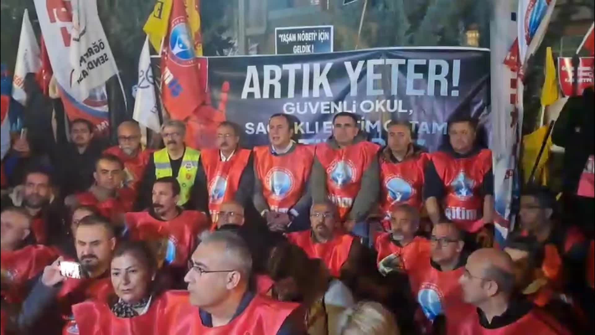 MEB önündeki "yaşam nöbeti" devam ediyor: Buradan bütün sendikalara çağrı yapıyoruz, bugün mücadelede olmayacaksanız, ne zaman olacaksınız?