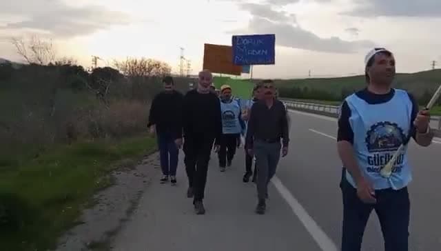 Tahliye edilen Başaran Aksu, Doruk Madencilik işçilerinin yürüyüşüne katıldı