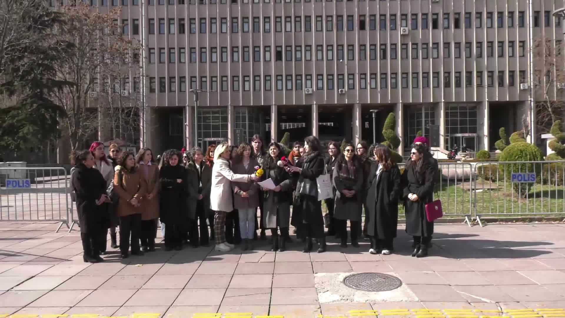 Kadın avukatlardan Ankara Adliyesi önünde "İstanbul Sözleşmesi'ne taraf olma" ça