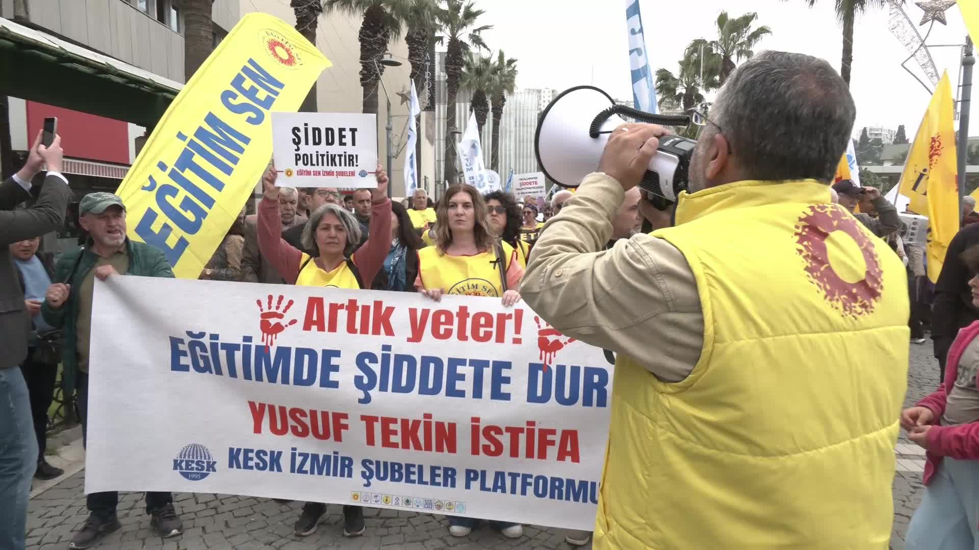 KESK İzmir Şubeler Platformu'ndan İl Milli Eğitim Müdürlüğü önünde protesto: Dah