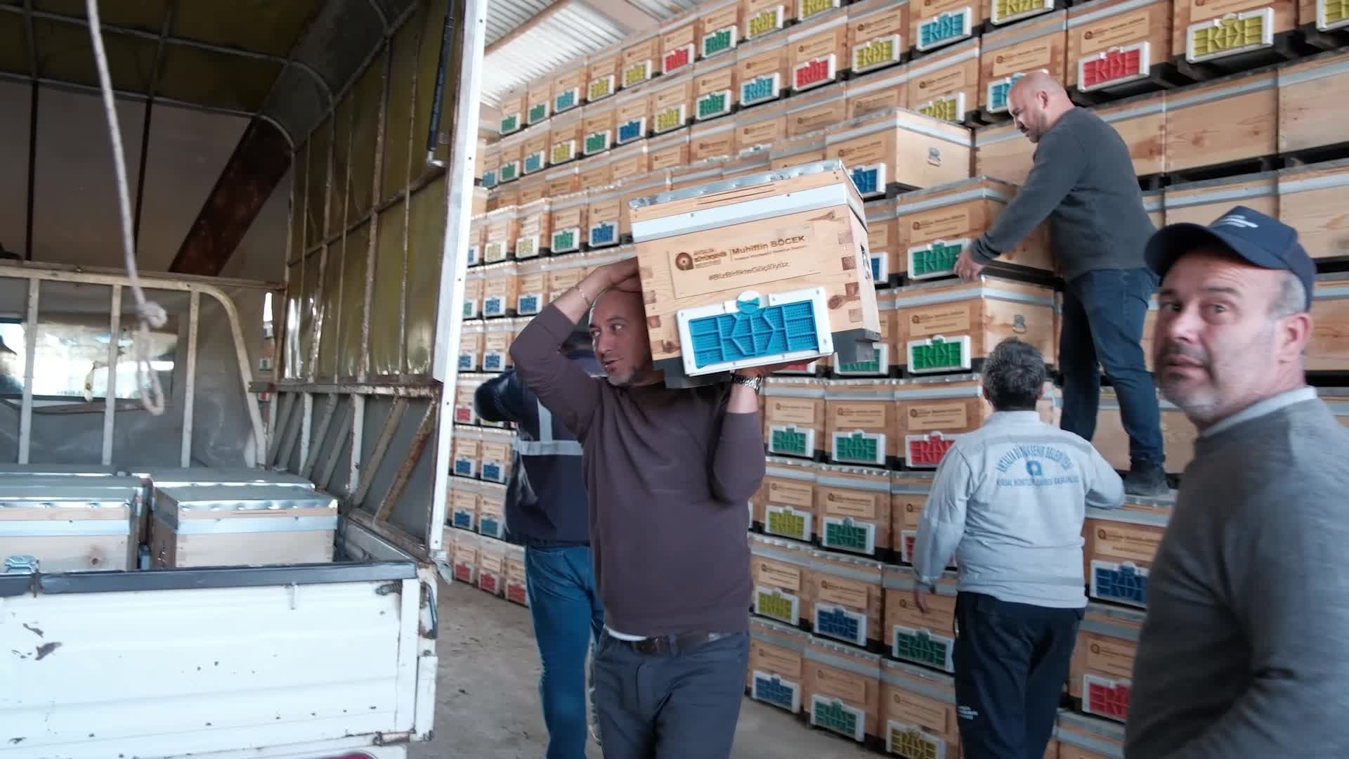 Antalya Büyükşehir Belediyesi’nin destekleriyle kentte arıcılık yaygınlaşıyor