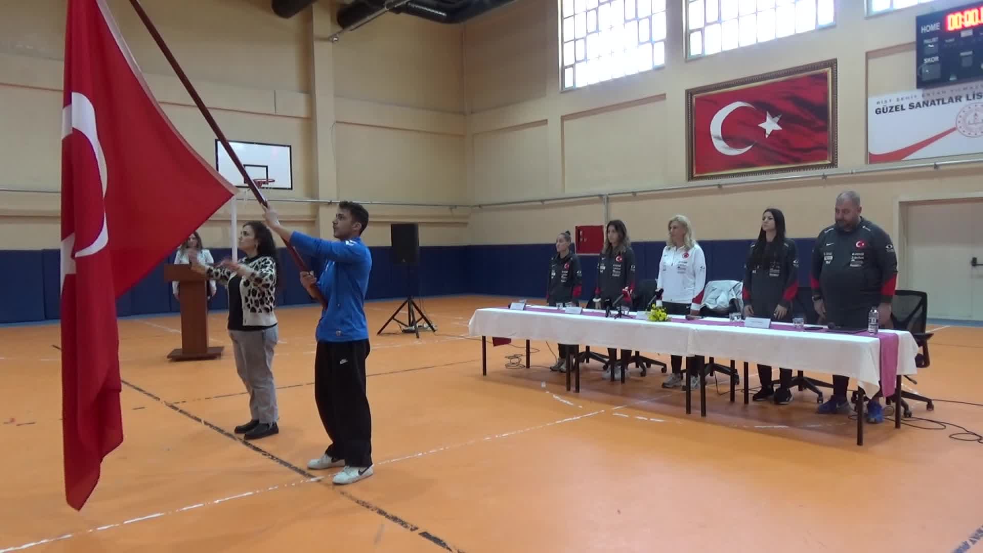 Millî Kadın Futbol Takımı, İsviçre maçı için bulunduğu Sinop'ta öğrencilerle bir