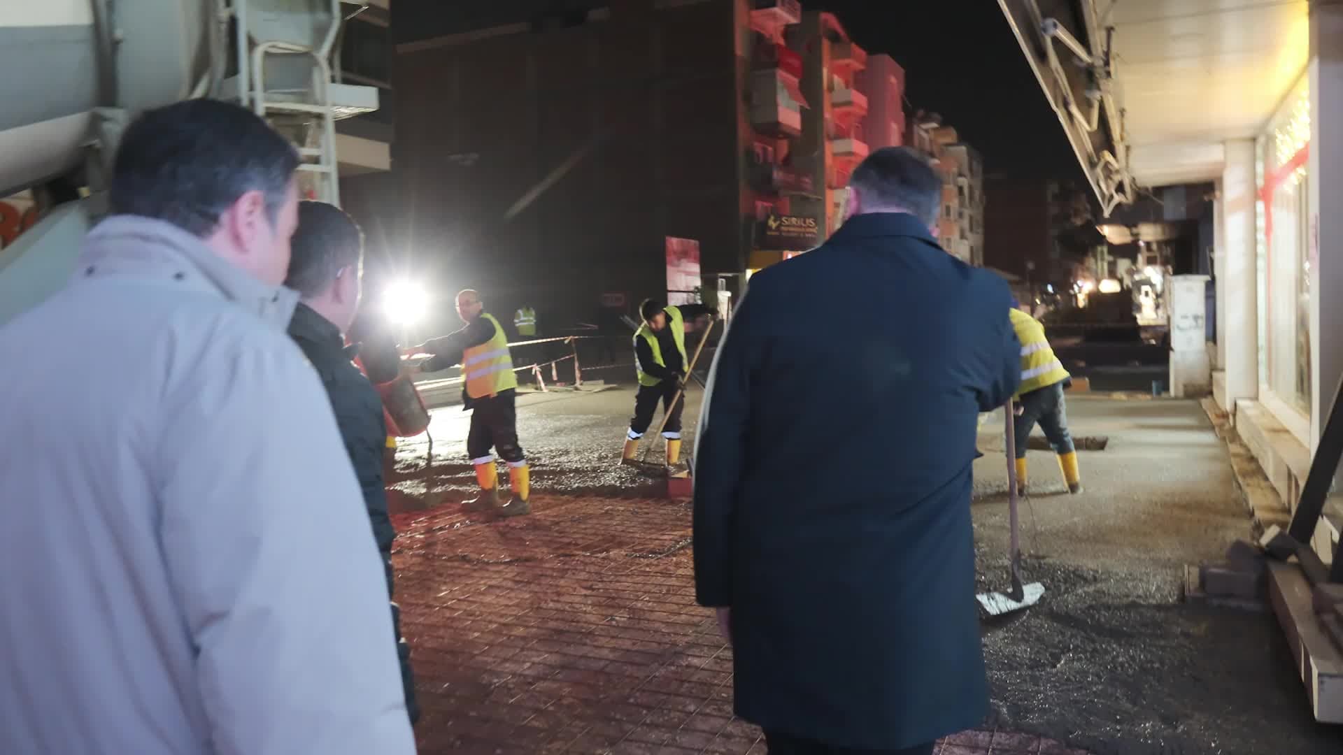 İzmir Büyükşehir Belediye Başkanı Tugay yol emekçileriyle gece mesaisinde buluştu