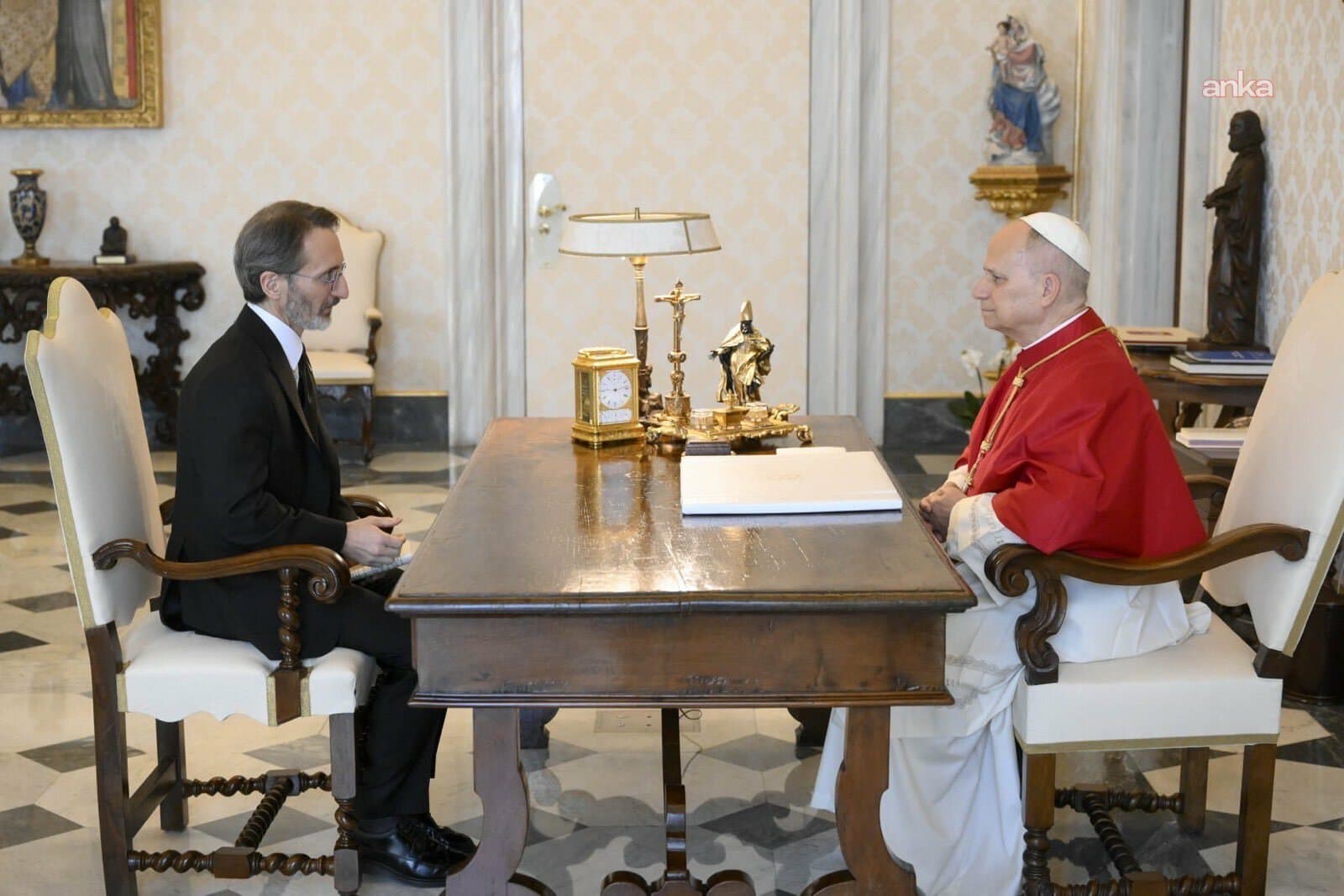 Fahrettin Altun, Papa 14'üncü Leo'ya güven mektubunu sundu
