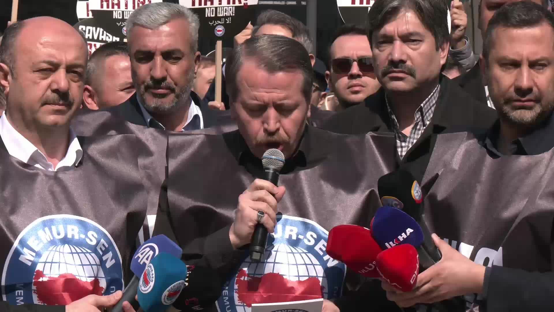 Memur-Sen, ABD Büyükelçiliği önüne siyah çelenk bıraktı: "Eninde sonunda bu kati