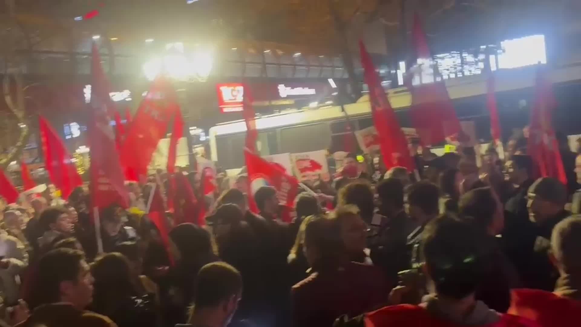 TKP ve TİP, Kahramanmaraş'ta ortaokulda düzenlenen silahlı saldırıyı MEB'in önünde protesto etti