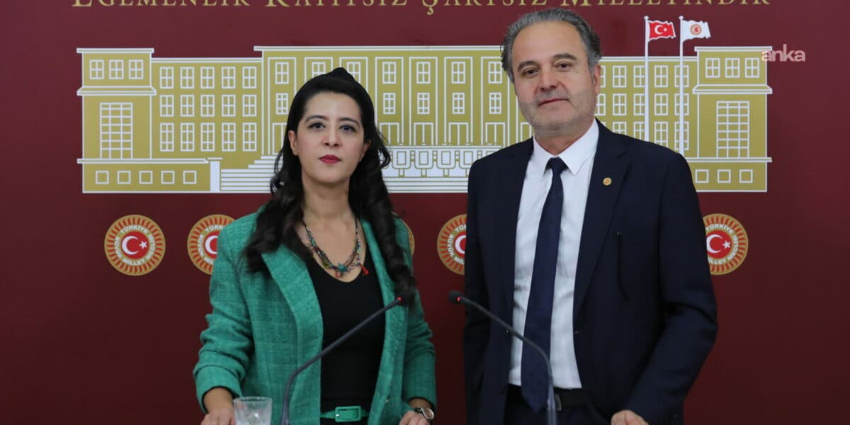 EMEP'li Karaca ve Bayhan, "Dezenformasyon Yasası"na karşı TBMM Başkanlığı'na kan