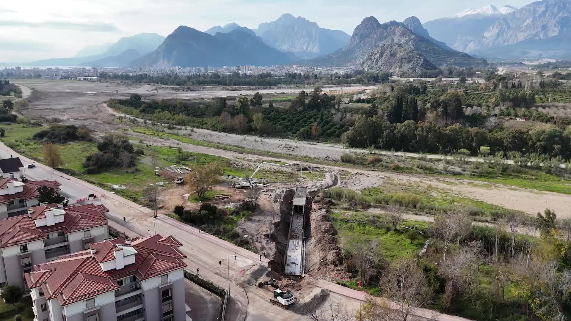 Antalya Büyükşehir Belediyesi Başkan Vekili Özdemir, itfaiye personeliyle iftard