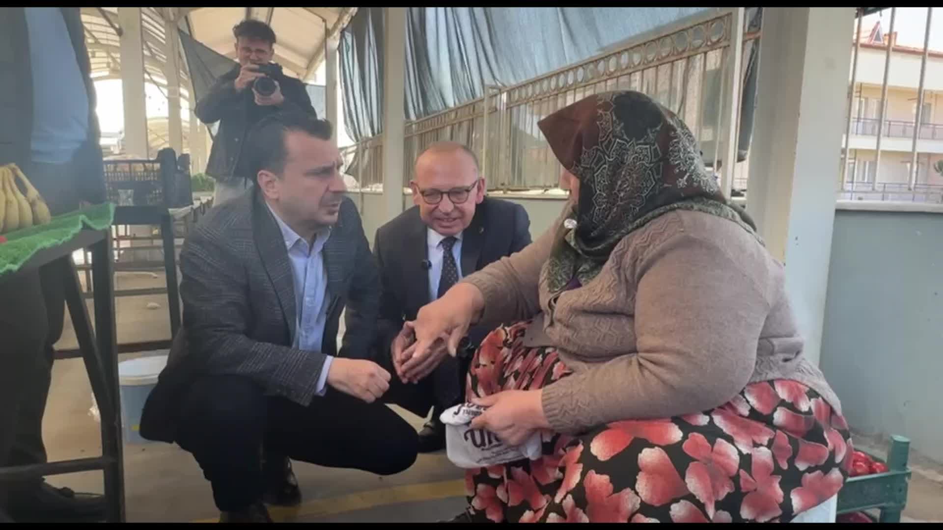 Bekir Başevirgen, pazarda esnaf ve vatandaşın sorunlarını dinledi: "Emeklinin me